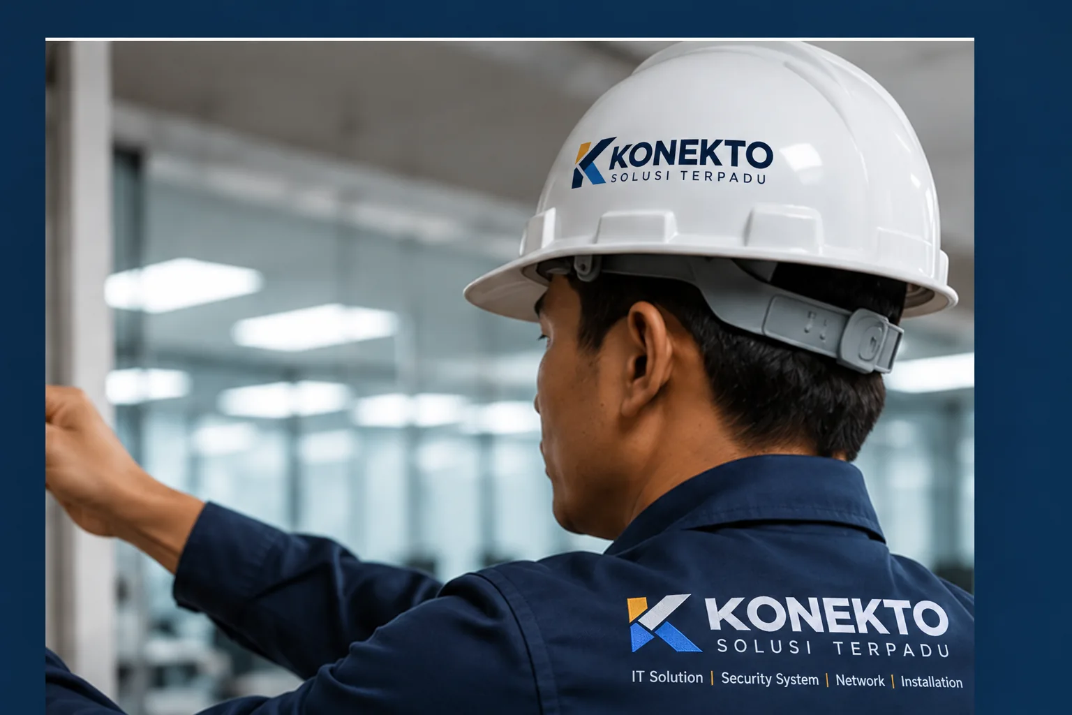 Teknisi CV Konekto Solusi Terpadu dengan helm dan seragam perusahaan